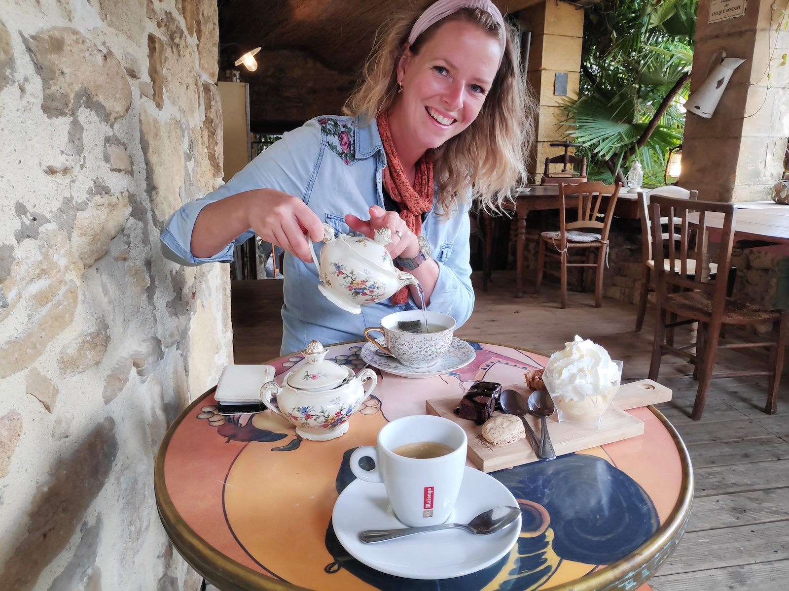 Koffie op een terrasje onderweg