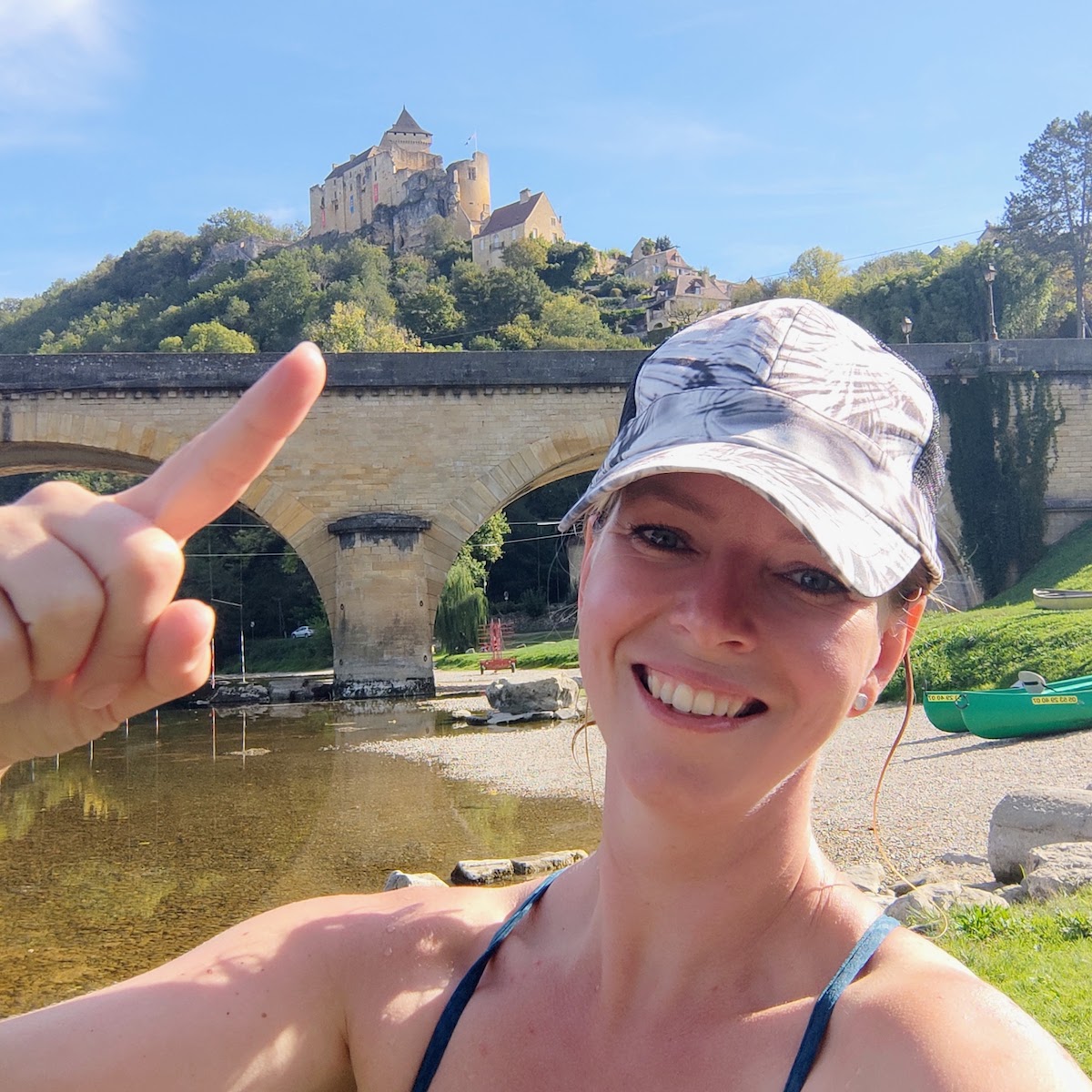 Marinka wijst naar Castelnaud