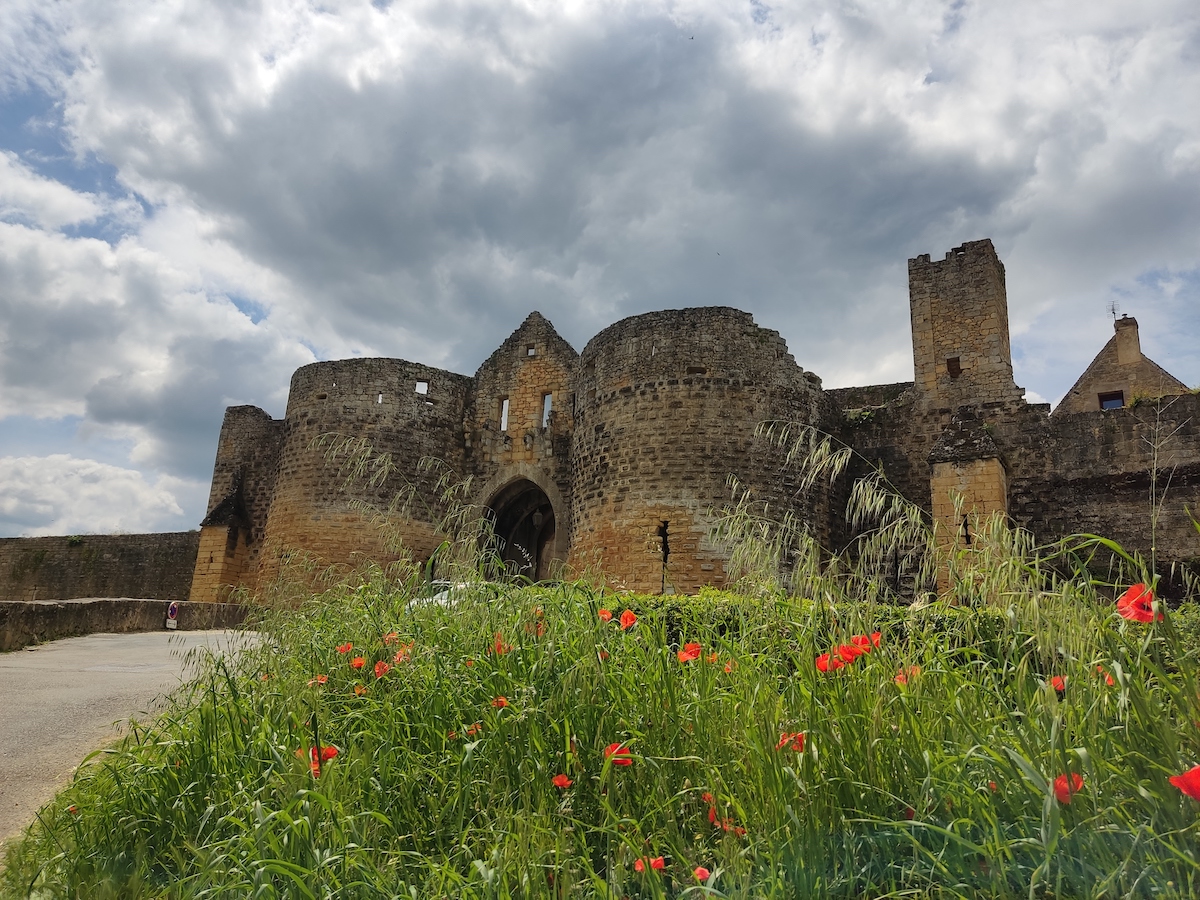 In van de poorten van Domme