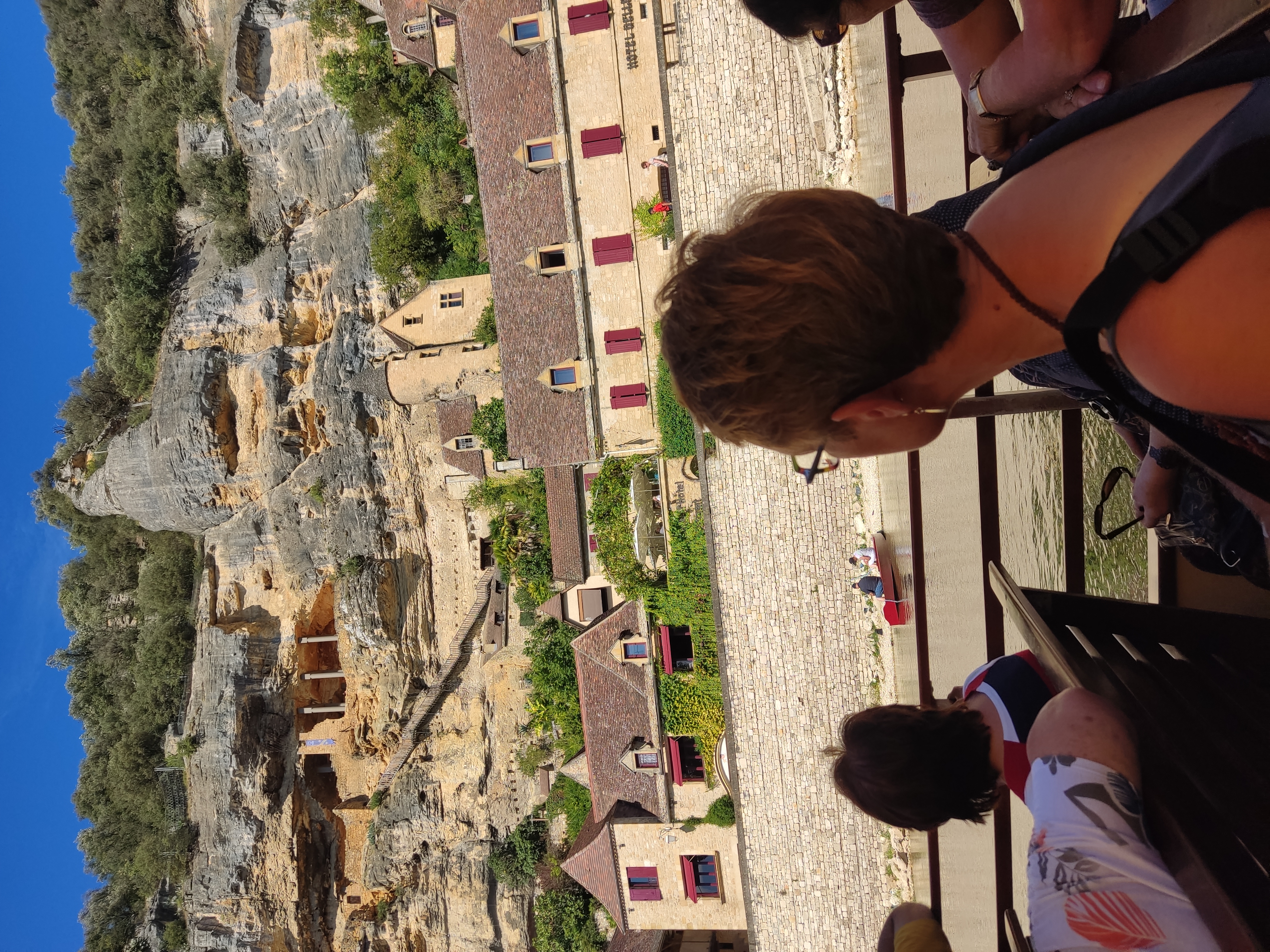 Uitzicht vanaf de boot op la Roque Gageac