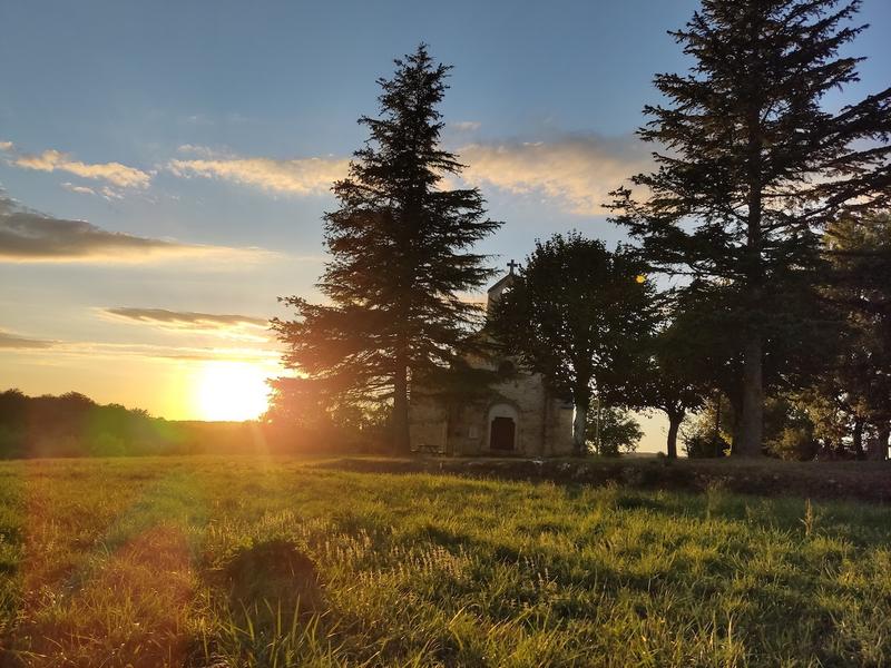 Kerk met zonsondergang